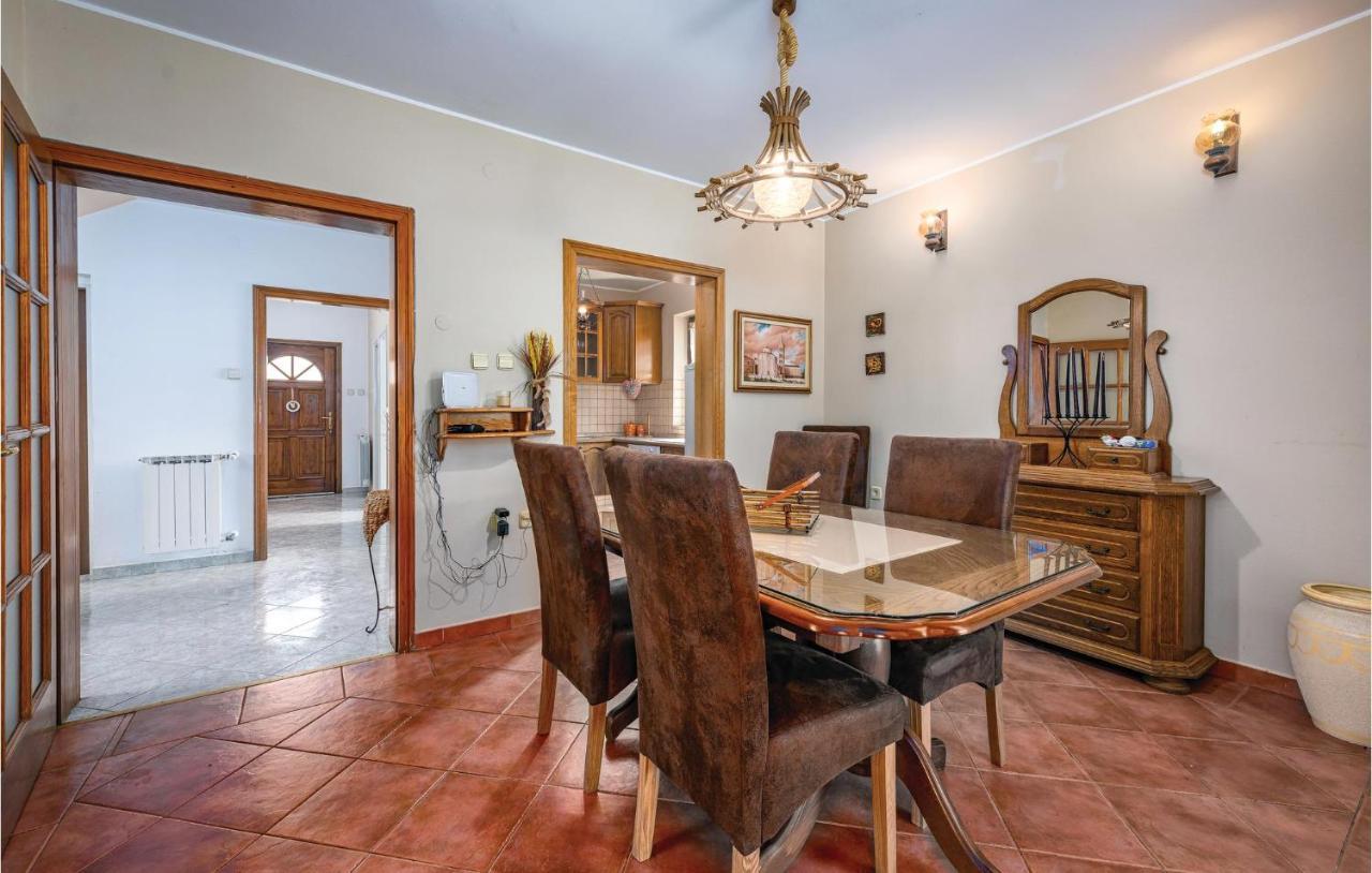 Stunning Apartment In Rovinj With Kitchen المظهر الخارجي الصورة